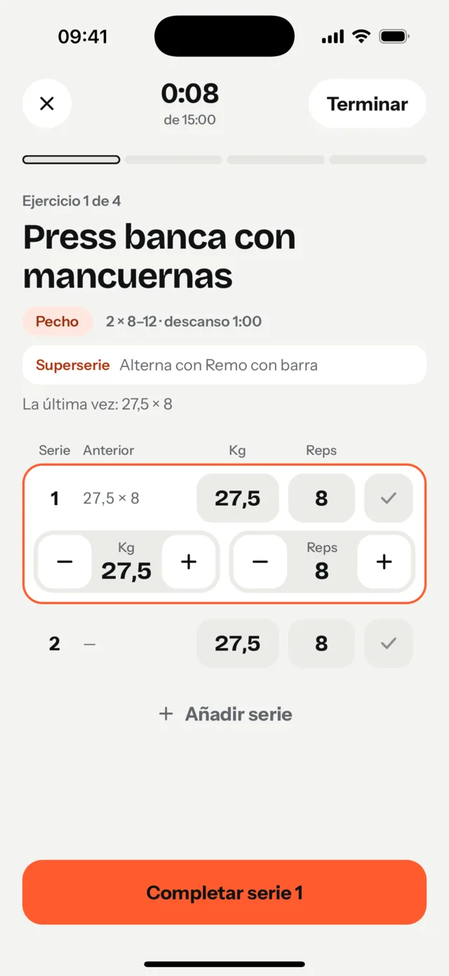 Entreno en curso: press banca con mancuernas, serie 1 con 27,5 kg y 8 repeticiones